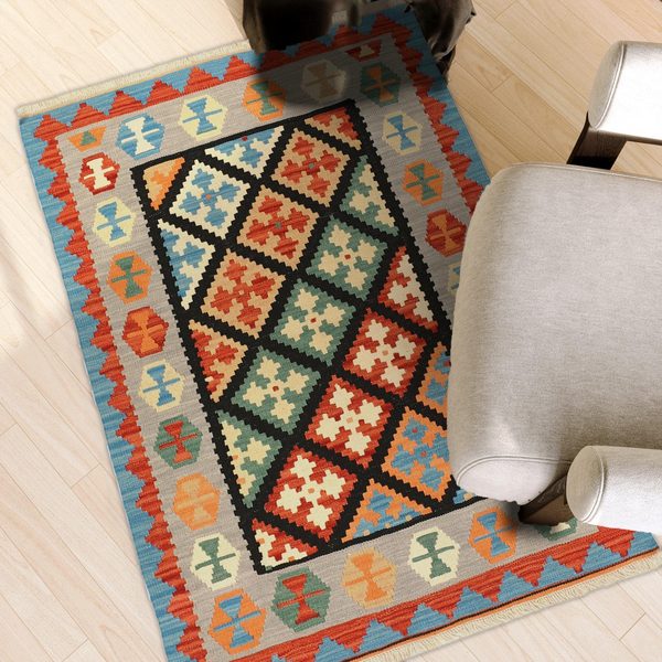 Kelim Teppich Schwarz Grün in einem hellen Wohnzimmer, in echter Größe