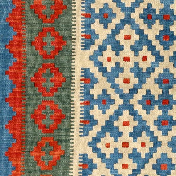 Detail der Bordüre: rote Motive auf grünem Grund neben dem blauen Rautenfeld