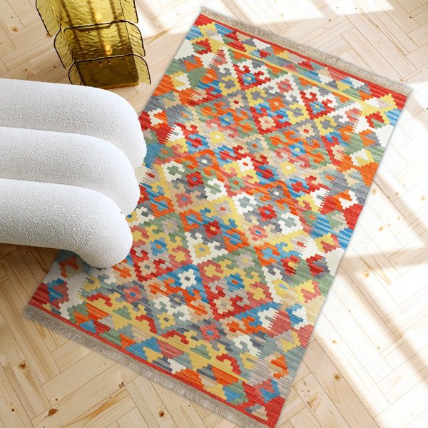 Kelim Teppich Bunt klein in einem hellen Wohnzimmer, in echter Größe