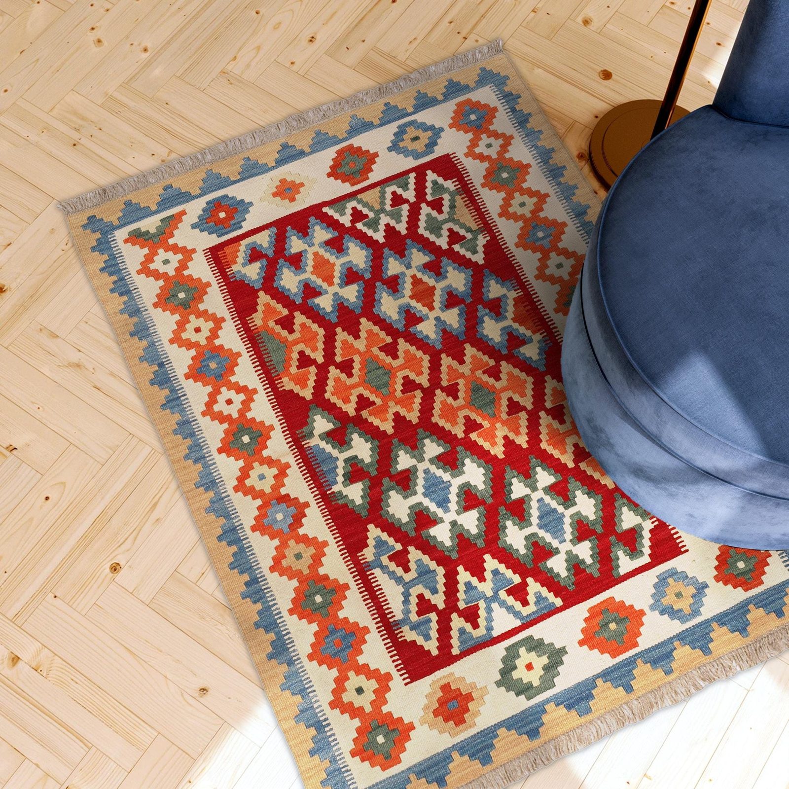 Kelim Teppich Rot Orange in einem hellen Wohnzimmer, in echter Größe