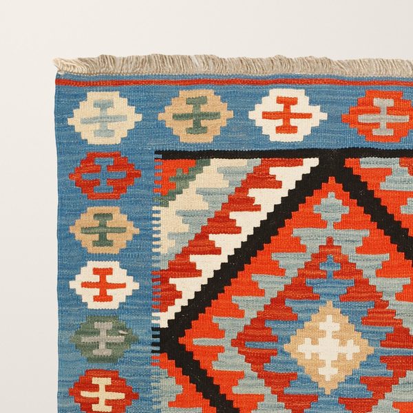 Ecke mit Fransen und blauer Bordüre mit Sechsecken