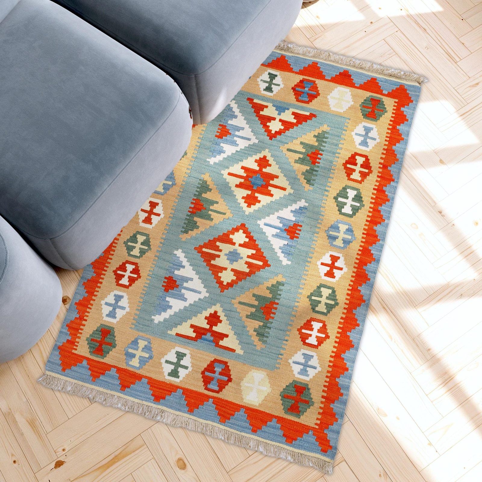 Kelim Teppich Bunt in einem hellen Wohnzimmer, in echter Größe