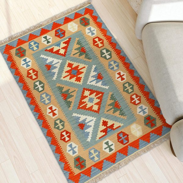 Kelim Teppich Bunt in einem hellen Wohnzimmer, in echter Größe