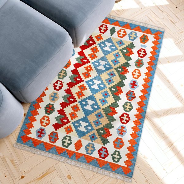Kelim Teppich Creme Blau in einem hellen Wohnzimmer, in echter Größe