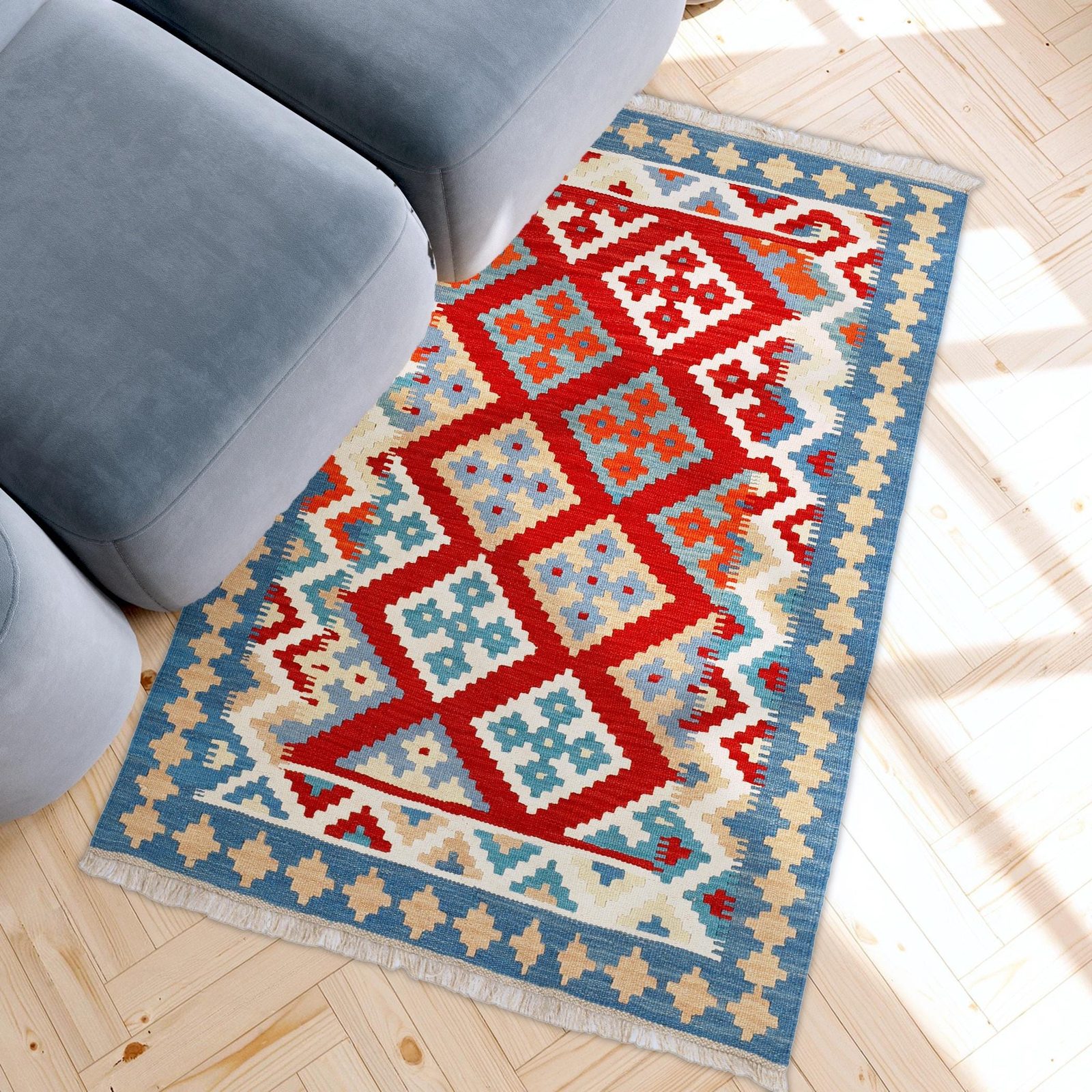 Kelim Teppich Rot Blau in einem hellen Wohnzimmer, in echter Größe