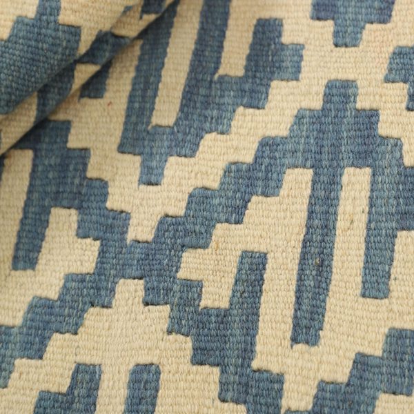 Gefalteter Kelim im Detail, Graublau und Creme