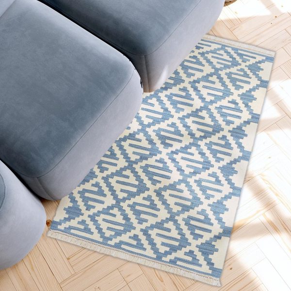 Kleiner Kelim Teppich Blau Creme in einem hellen Wohnzimmer, in echter Größe