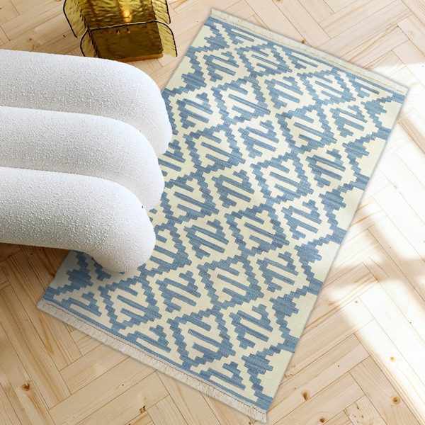 Kleiner Kelim Teppich Blau Creme in einem hellen Wohnzimmer, in echter Größe
