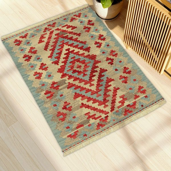 Kleiner Kelim Teppich Rot Beige in einem hellen Wohnzimmer, in echter Größe