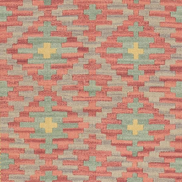 Nahaufnahme des Kelims: Rauten in Rosa und Graugrün mit kleinen gelben Motiven