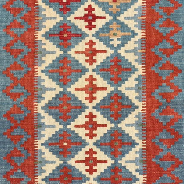 Nahaufnahme: blaue und cremefarbene Rauten mit roten Motiven