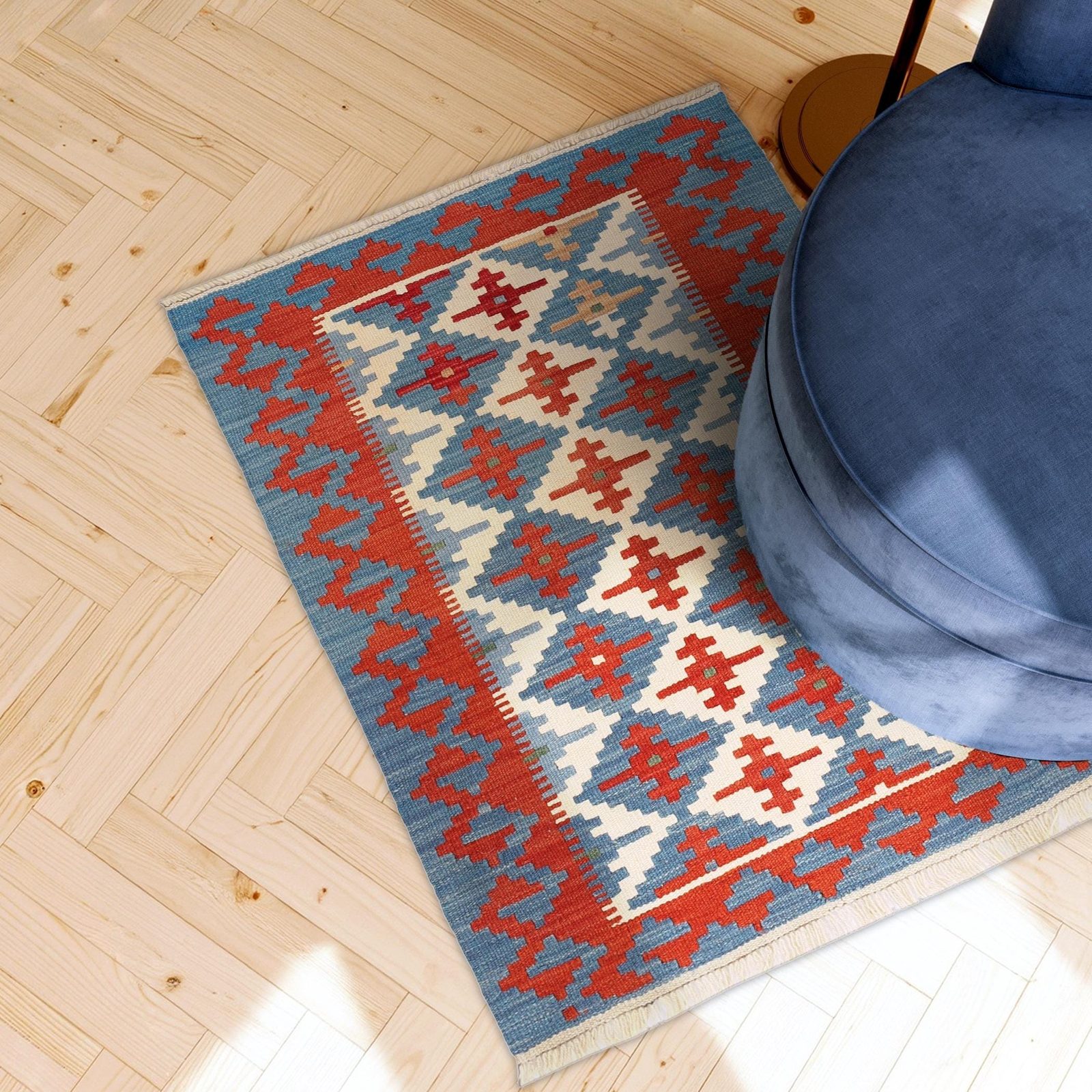 Kleiner Kelim Teppich Blau Rot in einem hellen Wohnzimmer, in echter Größe