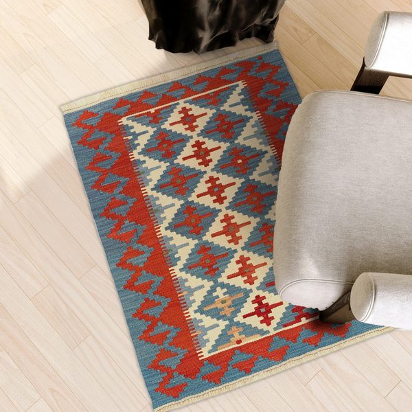 Kleiner Kelim Teppich Blau Rot in einem hellen Wohnzimmer, in echter Größe