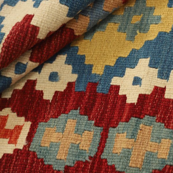 Gefalteter Kelim im Detail, Rot, Gelb und Blau