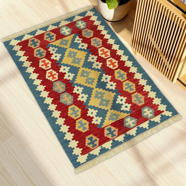 Kleiner Kelim Teppich Rot Blau in einem hellen Wohnzimmer, in echter Größe