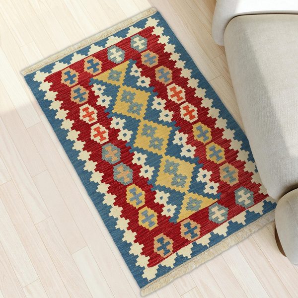 Kleiner Kelim Teppich Rot Blau in einem hellen Wohnzimmer, in echter Größe