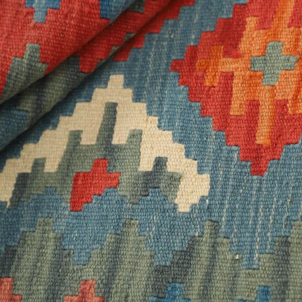 Gefalteter Kelim im Detail, Blau, Grün und Rot
