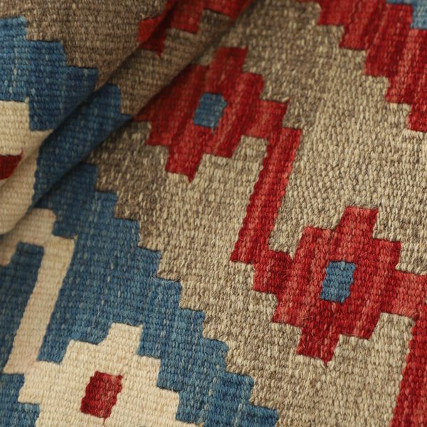 Gefalteter Kelim im Detail, Blau und Rot