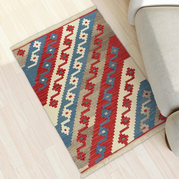 Kleiner Kelim Teppich Rot Blau in einem hellen Wohnzimmer, in echter Größe