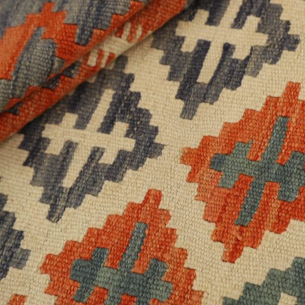 Gefalteter Kelim im Detail, Orange, Grau und Creme