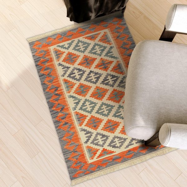 Kleiner Kelim Teppich Orange Grau in einem hellen Wohnzimmer, in echter Größe
