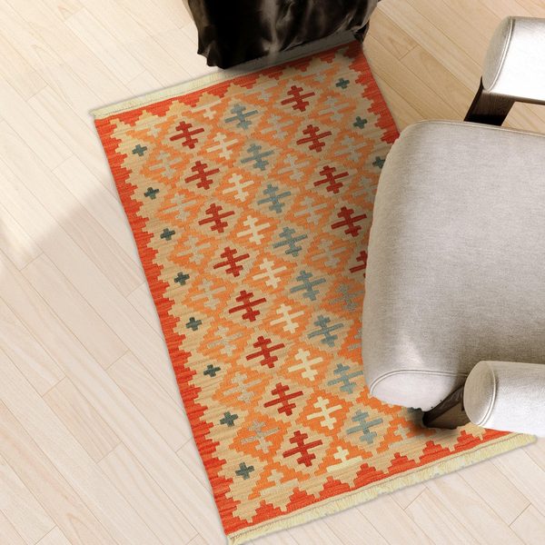 Kleiner Kelim Teppich Orange Beige in einem hellen Wohnzimmer, in echter Größe