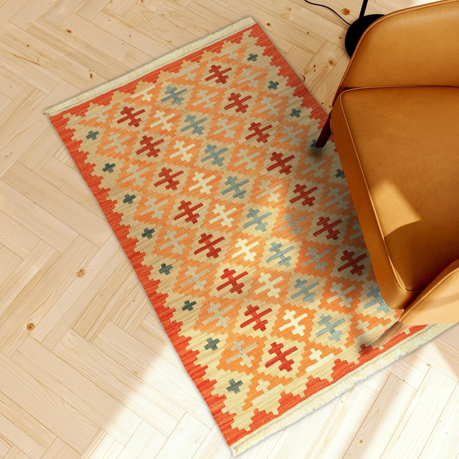 Kleiner Kelim Teppich Orange Beige in einem hellen Wohnzimmer, in echter Größe