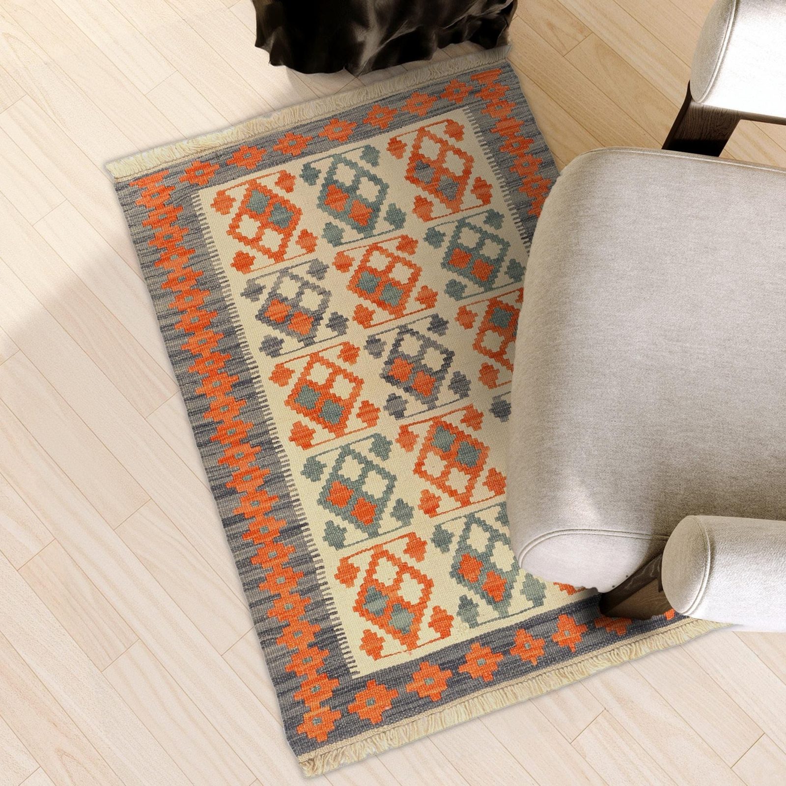 Kleiner Kelim Teppich Creme Orange in einem hellen Wohnzimmer, in echter Größe