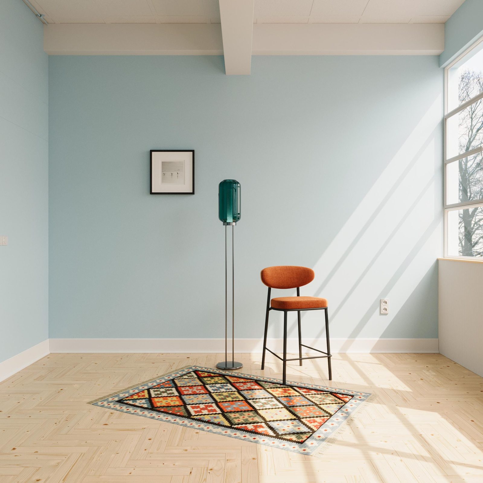 Bunter Kelim Teppich in einem hellen Raum mit blauer Wand, Stuhl und Stehlampe