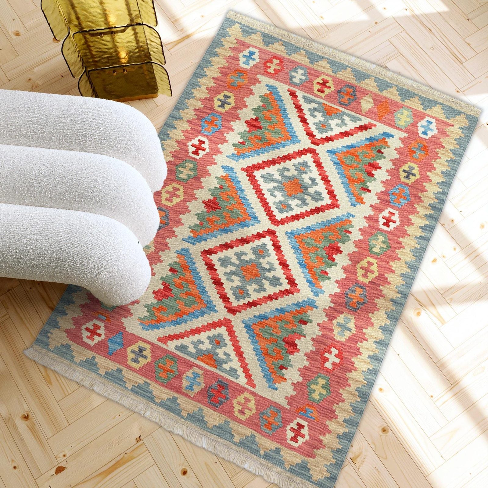 Kelim Teppich Altrosa Creme in einem hellen Wohnzimmer, in echter Größe