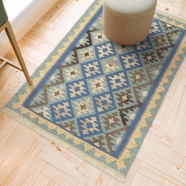 Kelim Teppich Blau Grau in einem hellen Wohnzimmer, in echter Größe