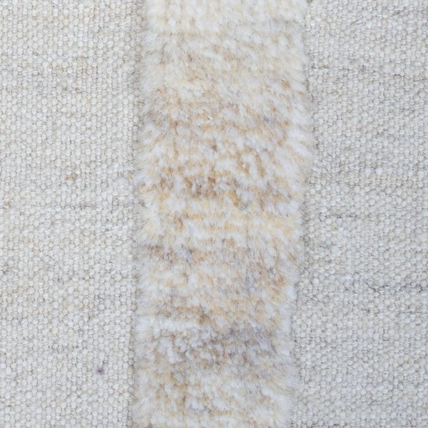 Detail: flache Kelim-Fläche neben einem Steg mit Flor in Creme- und Beigetönen
