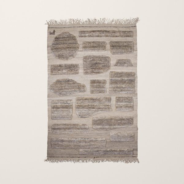 Gabbeh Kelim Teppich in Beige und Grau von oben auf cremefarbenem Hintergrund, Felder mit Flor auf flachem Grund