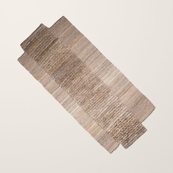 Asymmetrischer Läufer in Beige und Braun von oben auf cremefarbenem Hintergrund