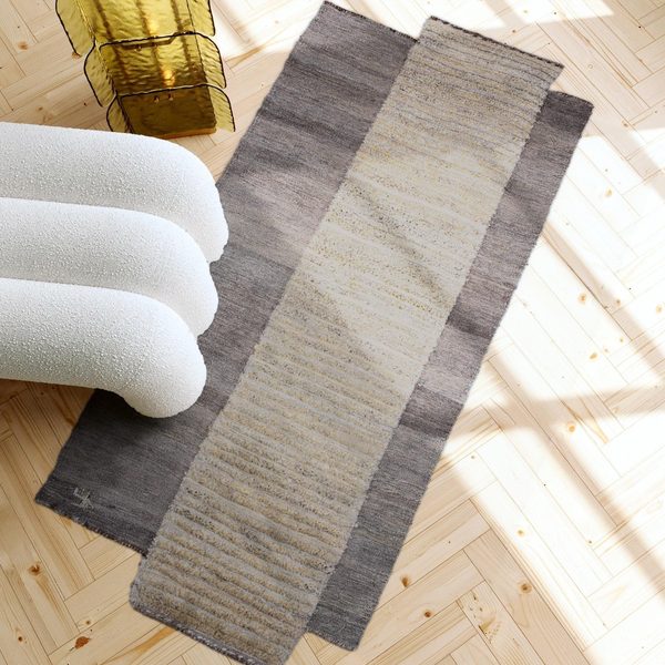 Gabbeh Kelim Läufer asymmetrisch Grau Creme in einem hellen Wohnzimmer, in echter Größe