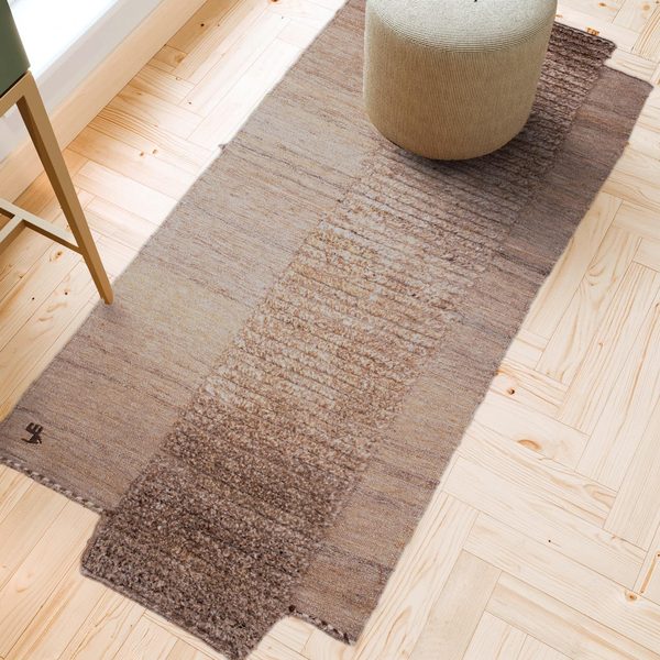 Gabbeh Kelim Läufer asymmetrisch Beige in einem hellen Wohnzimmer, in echter Größe