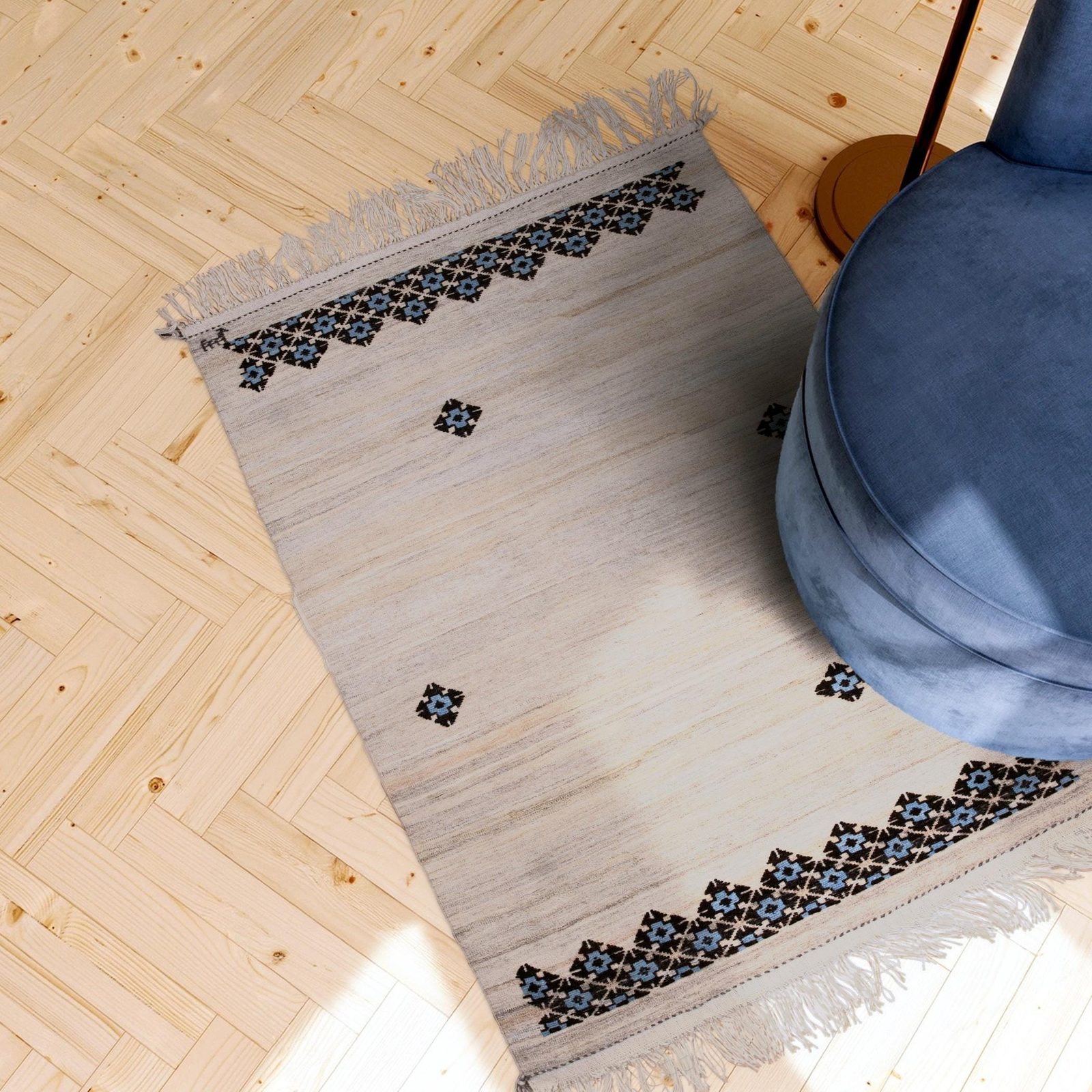 Kelim Teppich mit Stickerei in einem hellen Wohnzimmer, in echter Größe